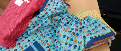 UNIVERSIDADE SÉNIOR CONTINUA A COSTURAR PARA O PROJETO “DRESS A GIRL”