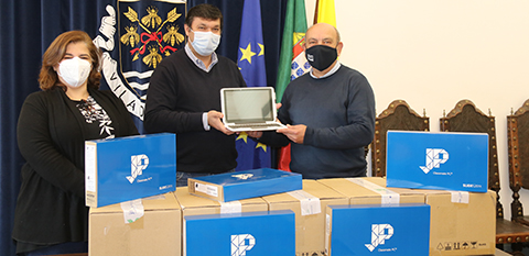 CÂMARA MUNICIPAL ENTREGA COMPUTADORES PORTÁTEIS AO AGRUPAMENTO DE ESCOLAS DE SOUSEL