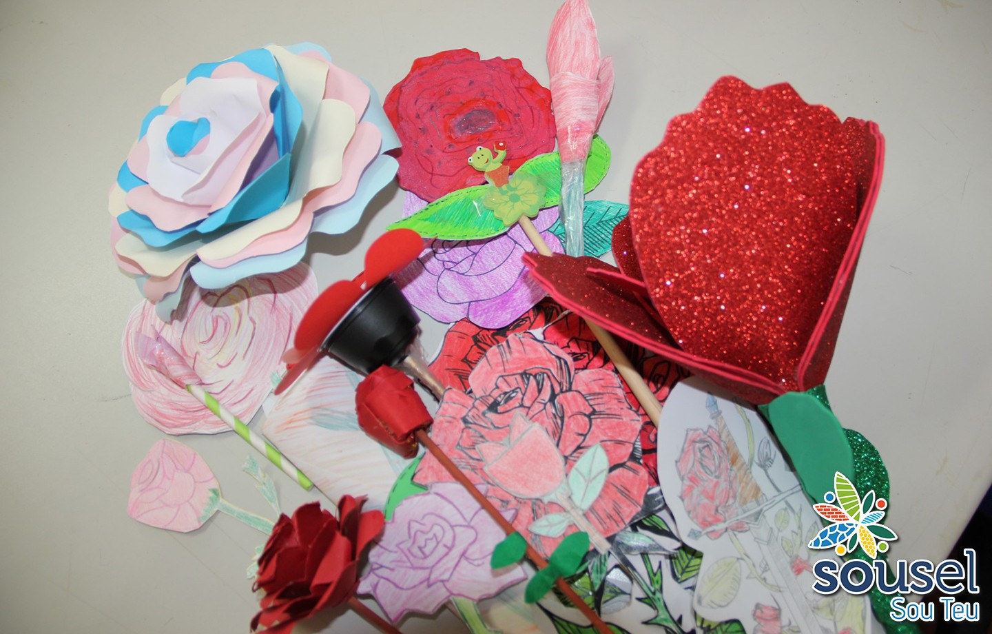 BIBLIOTECA RECEBEU DEZENAS DE ROSA NA INICIATIVA “UMA ROSA POR UM LIVRO”