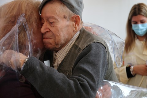 “ABRAÇOS COM HISTÓRIA” NO LAR DE CASA BRANCA