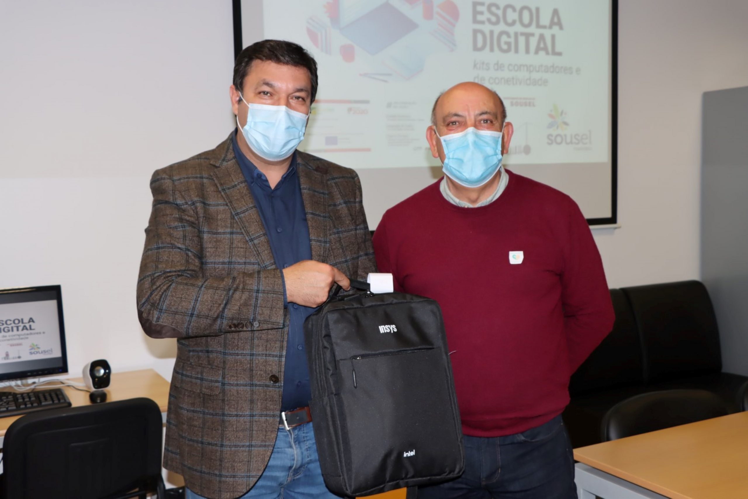 Agrupamento e Câmara Municipal dotam alunos de computadores