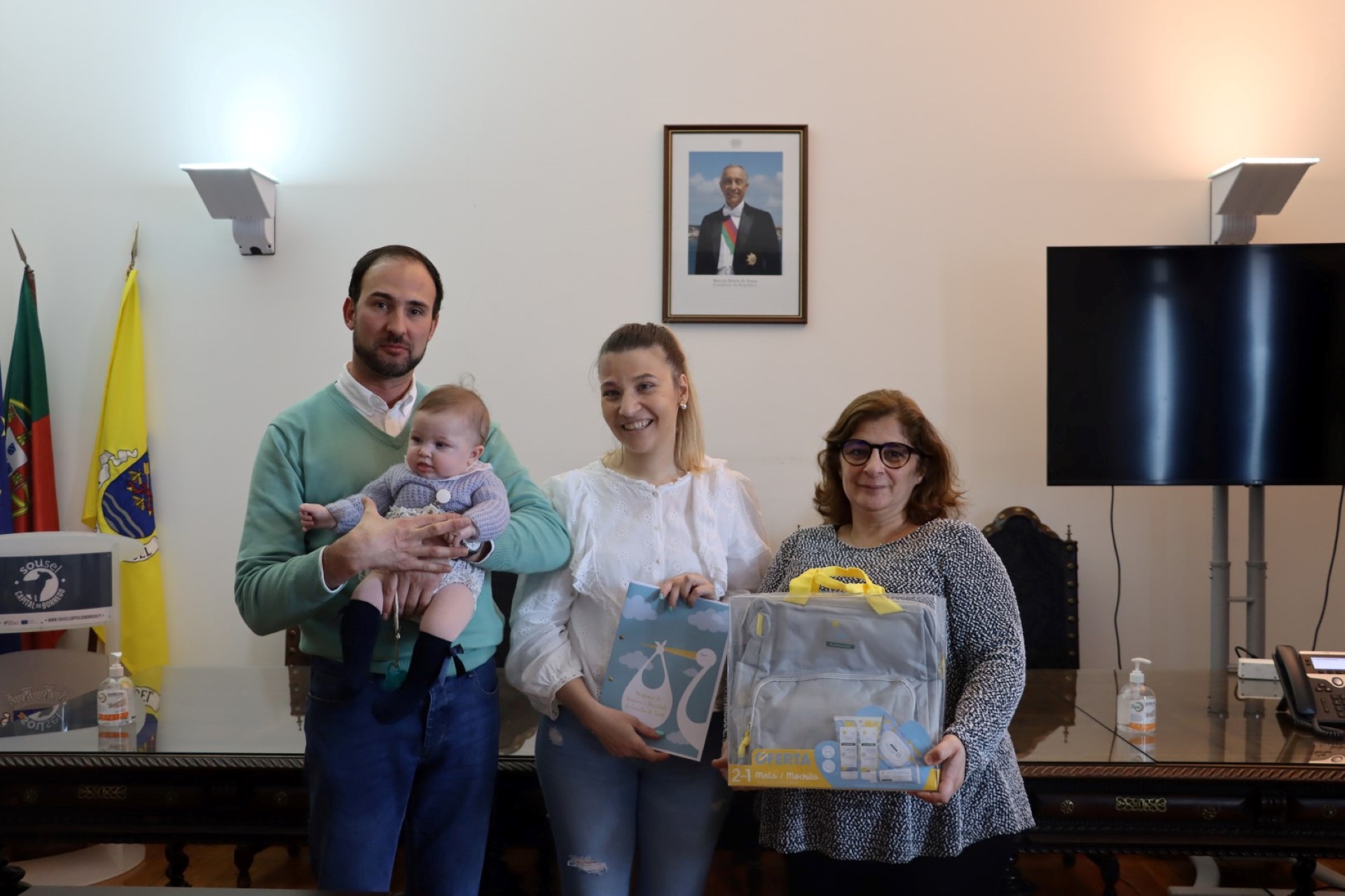 Câmara Municipal entregou cabazes de incentivo à natalidade