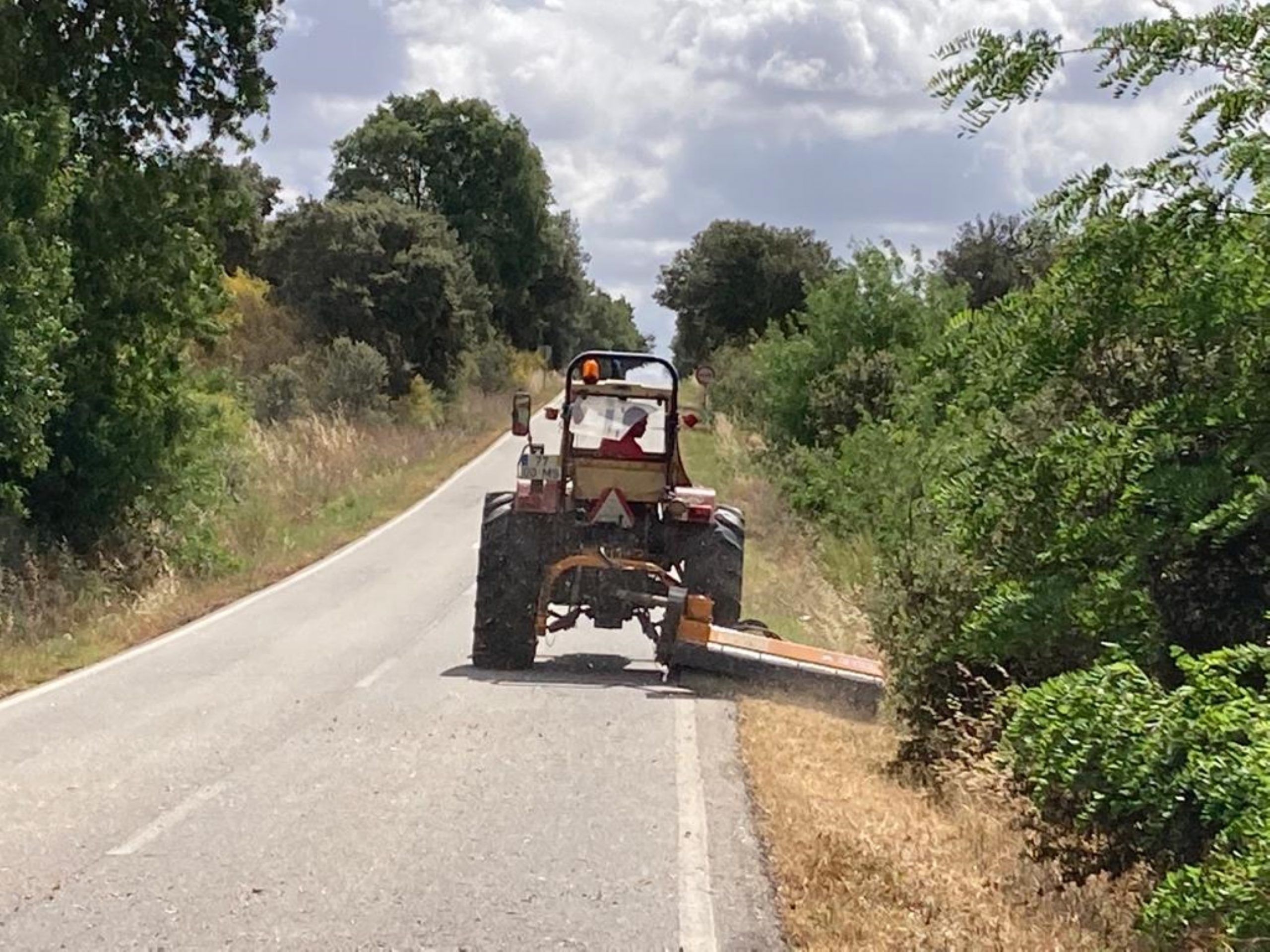 Câmara realiza limpeza de estradas para prevenir propagação de incêndios