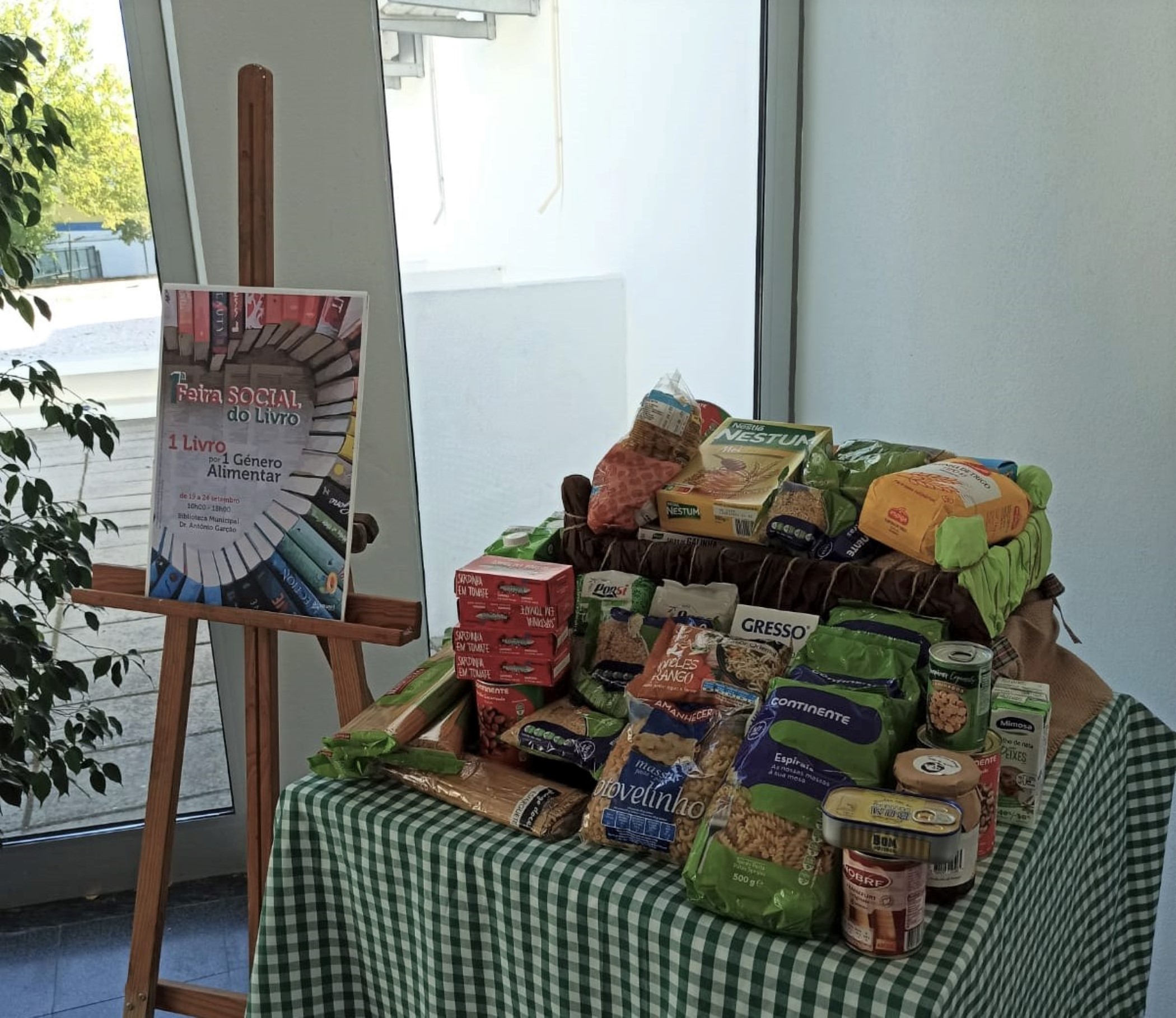 Terminou a 1ª Feira Social do Livro – Um livro por um género alimentar