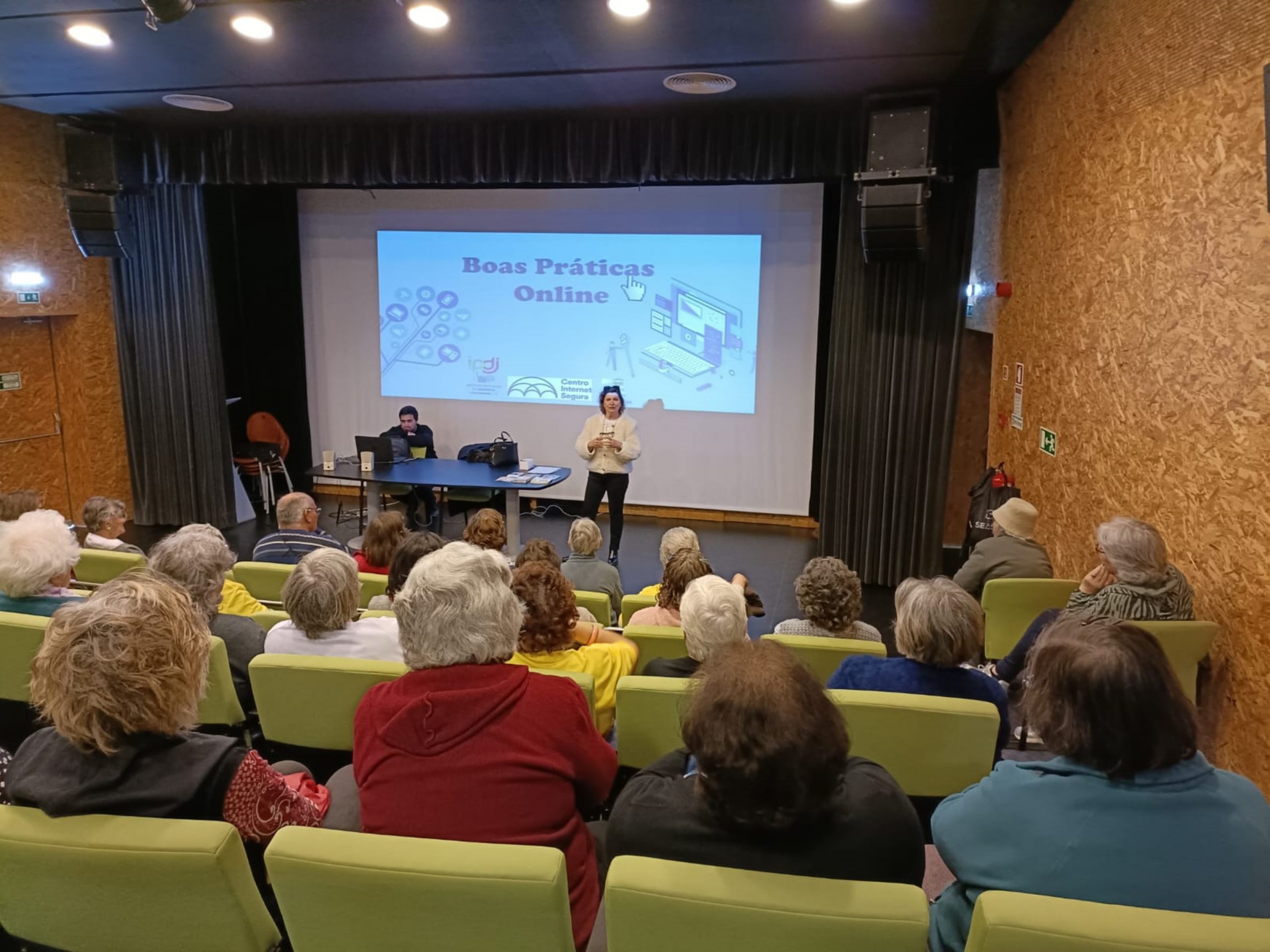 Biblioteca Municipal recebeu sessão sobre os perigos da internet