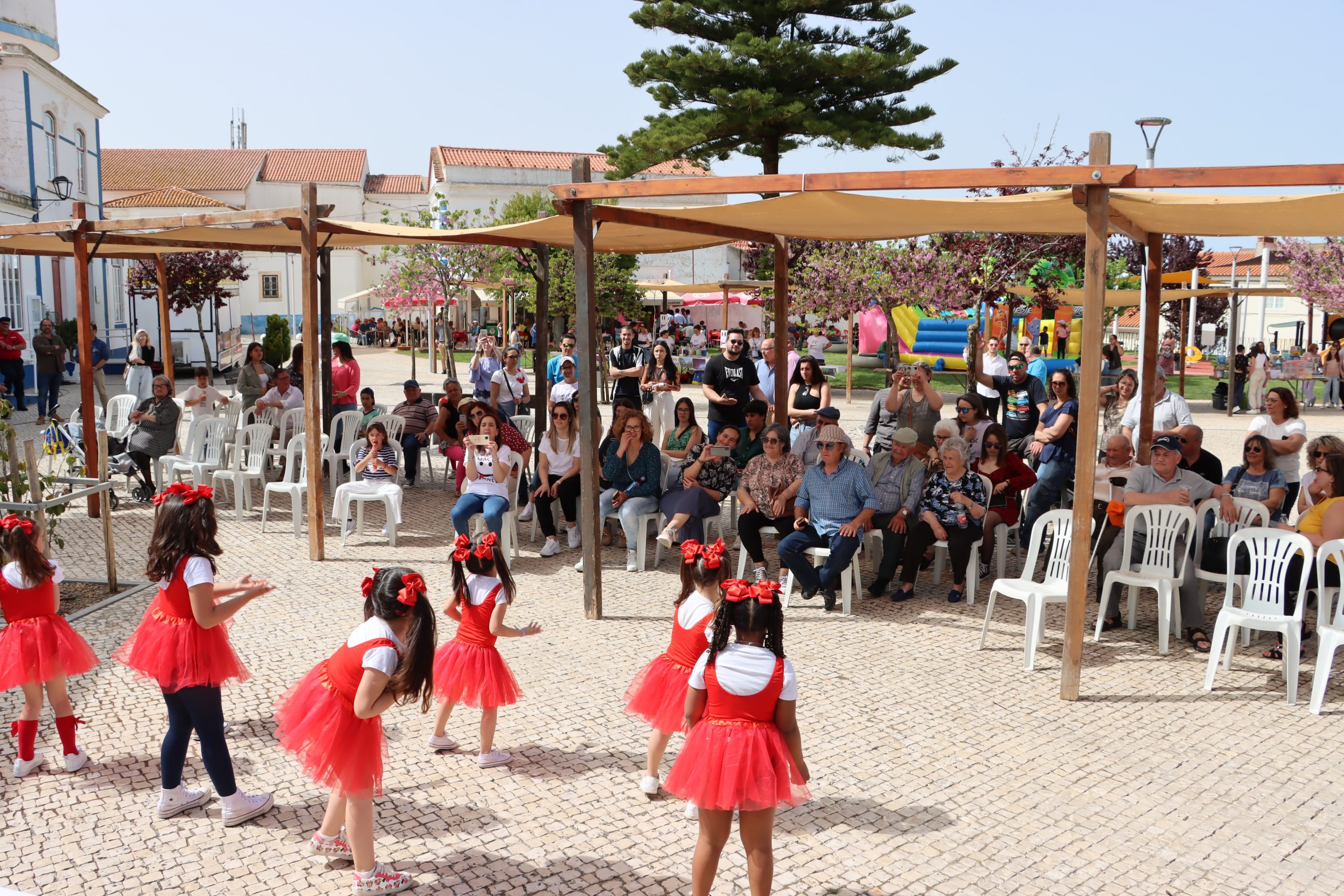 Mercadinho de Páscoa, fadistas e grupos de danças animaram o Jardim Municipal de Sousel
