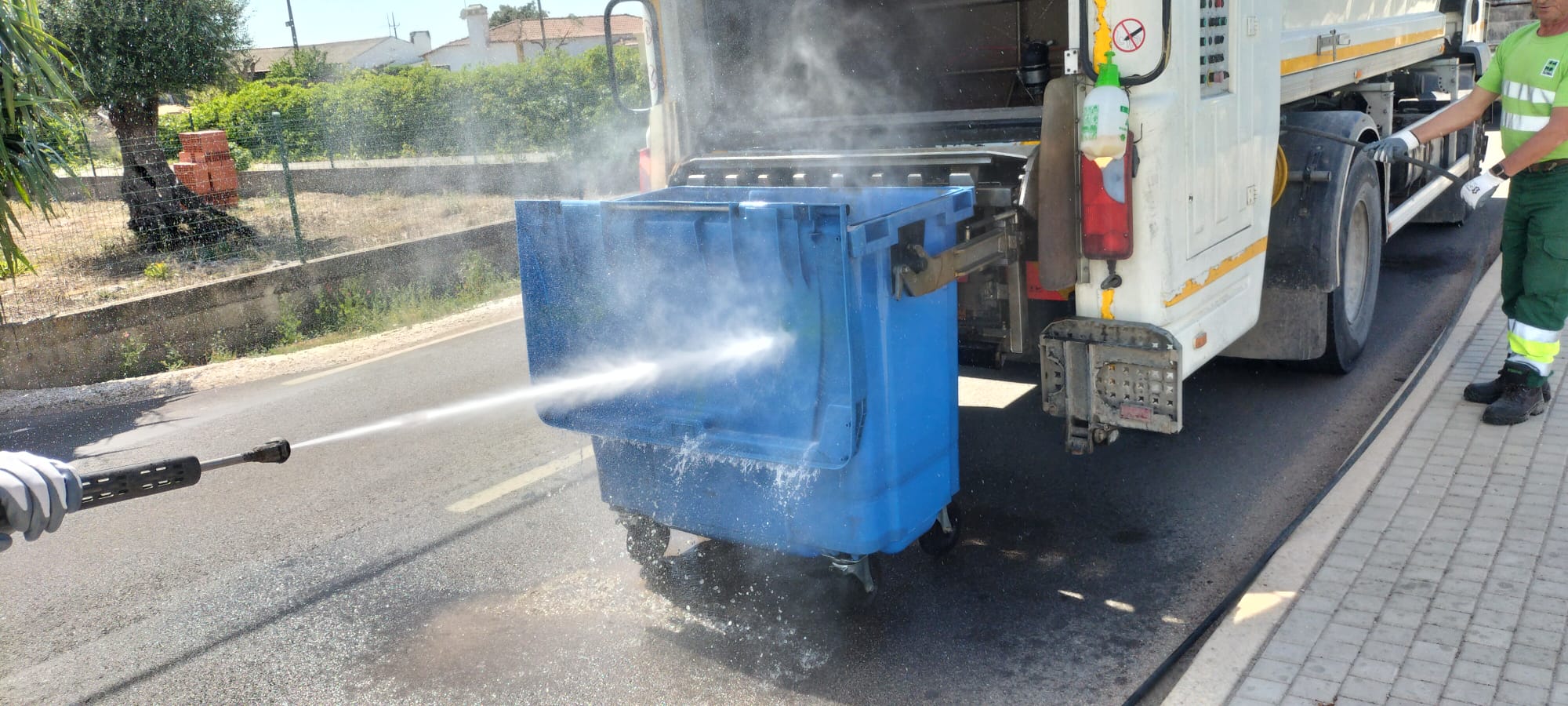 Iniciado mais um processo de higienização de contentores no concelho