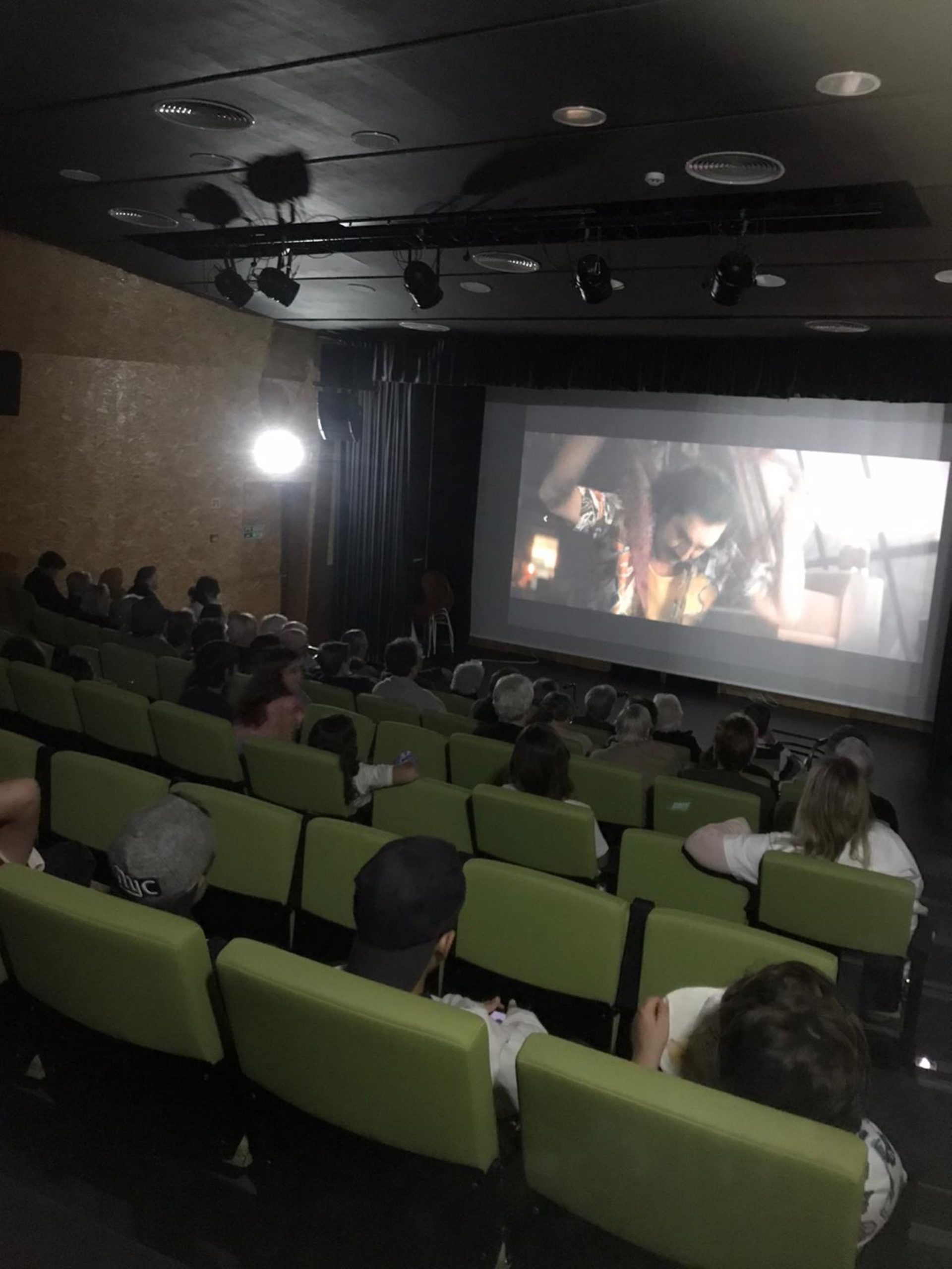 Biblioteca Municipal junta gerações em sessão especial de cinema