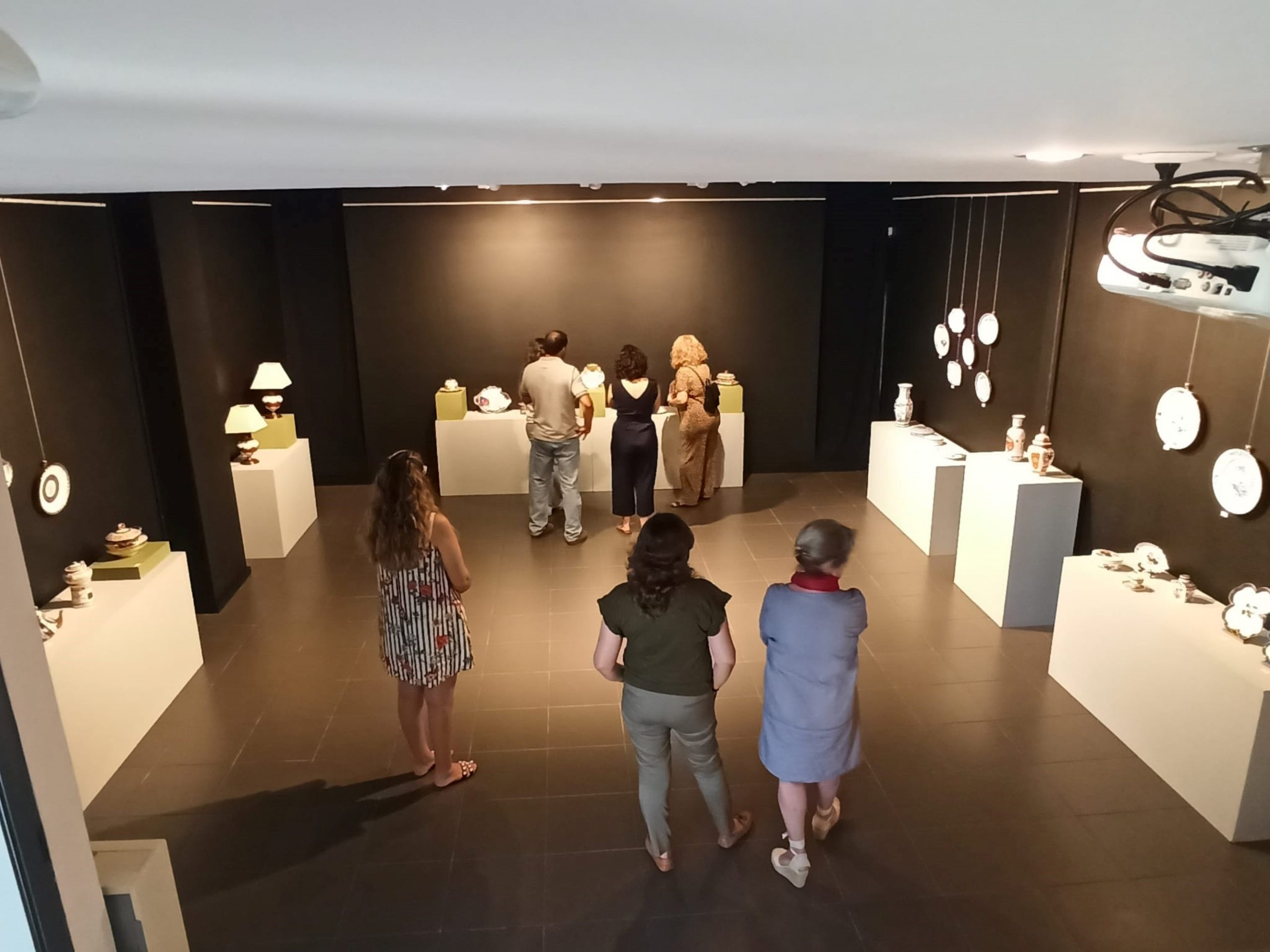 INAUGURAÇÃO DA EXPOSIÇÃO PINTURA EM PORCELANA de Célia Delgado