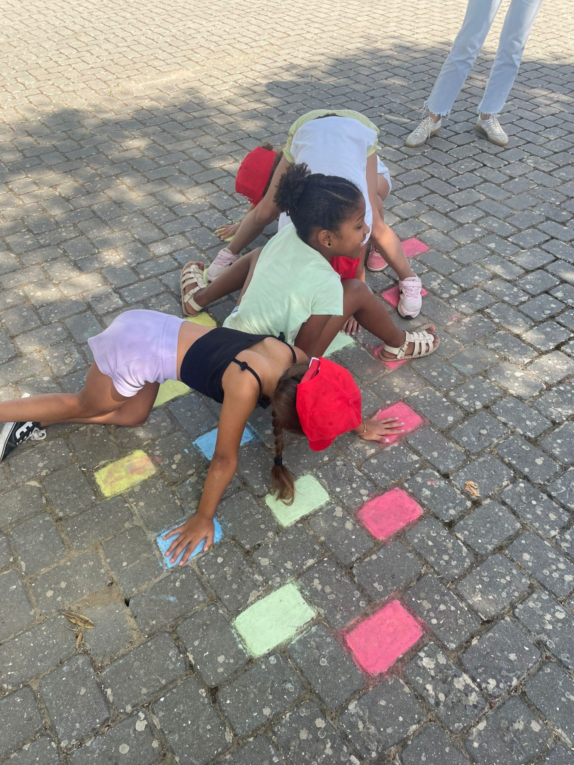 Atividades Criativas e Coloridas na Semana das Cores das Férias de Verão