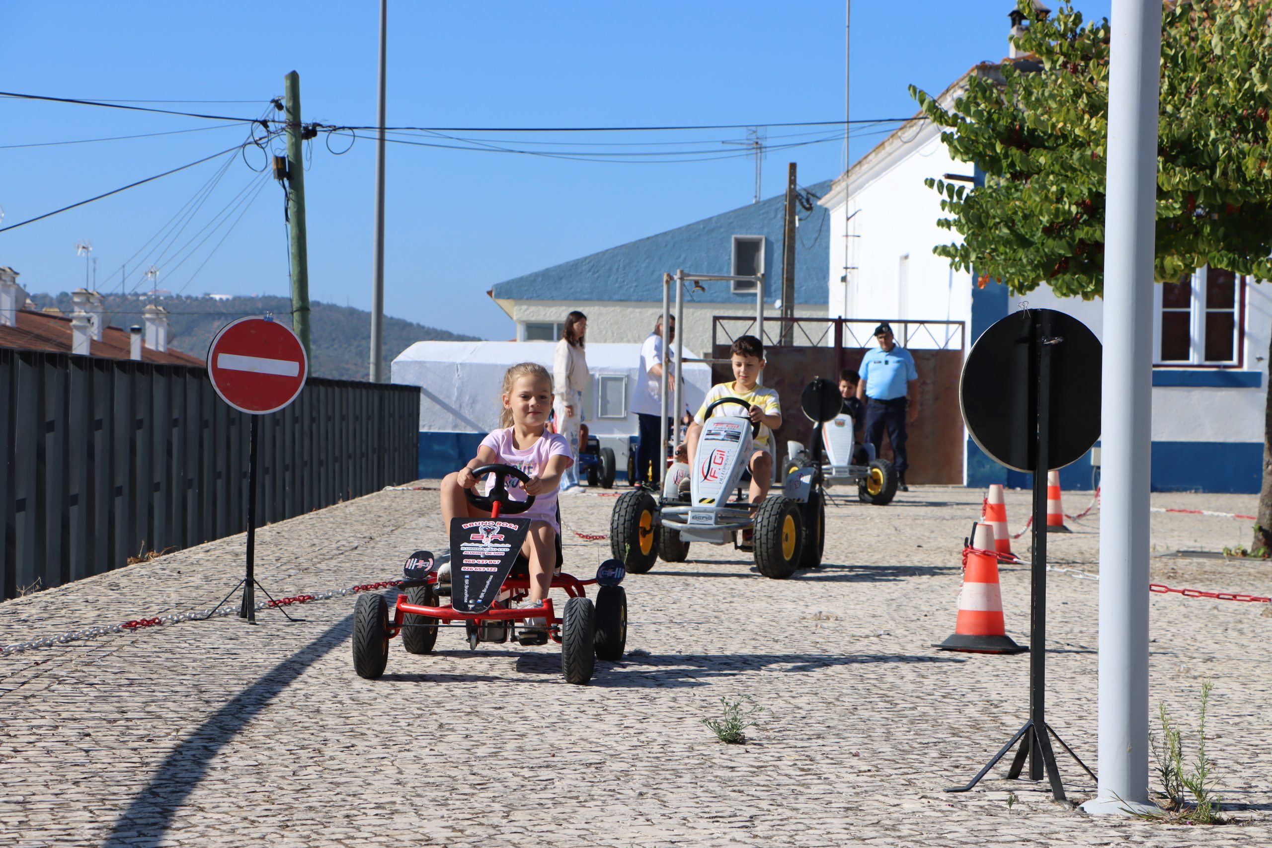 Crianças aprendem segurança rodoviária com a GNR ao volante de karts