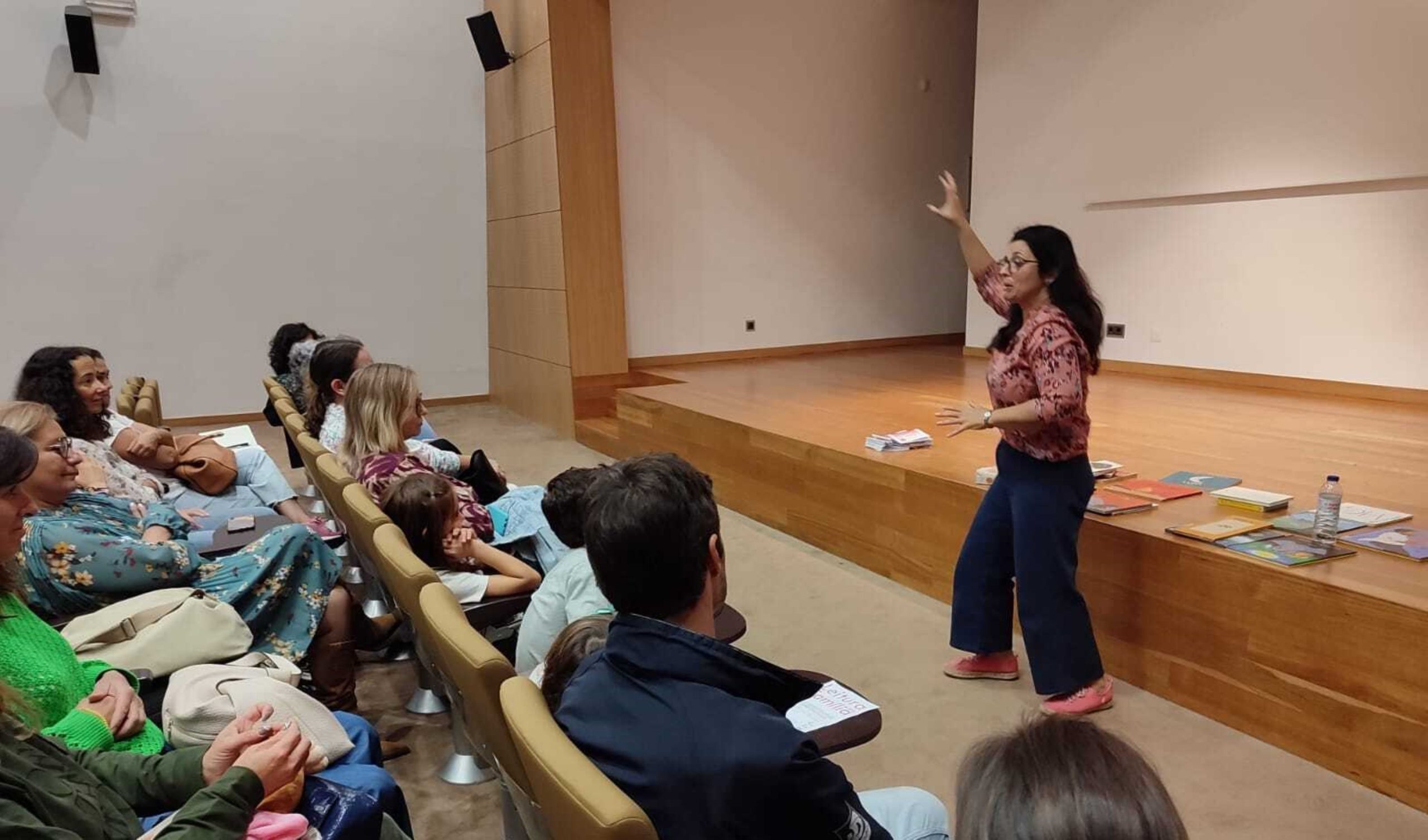 Segunda sessão da iniciativa Leitura em Família no Auditório do Centro Escolar