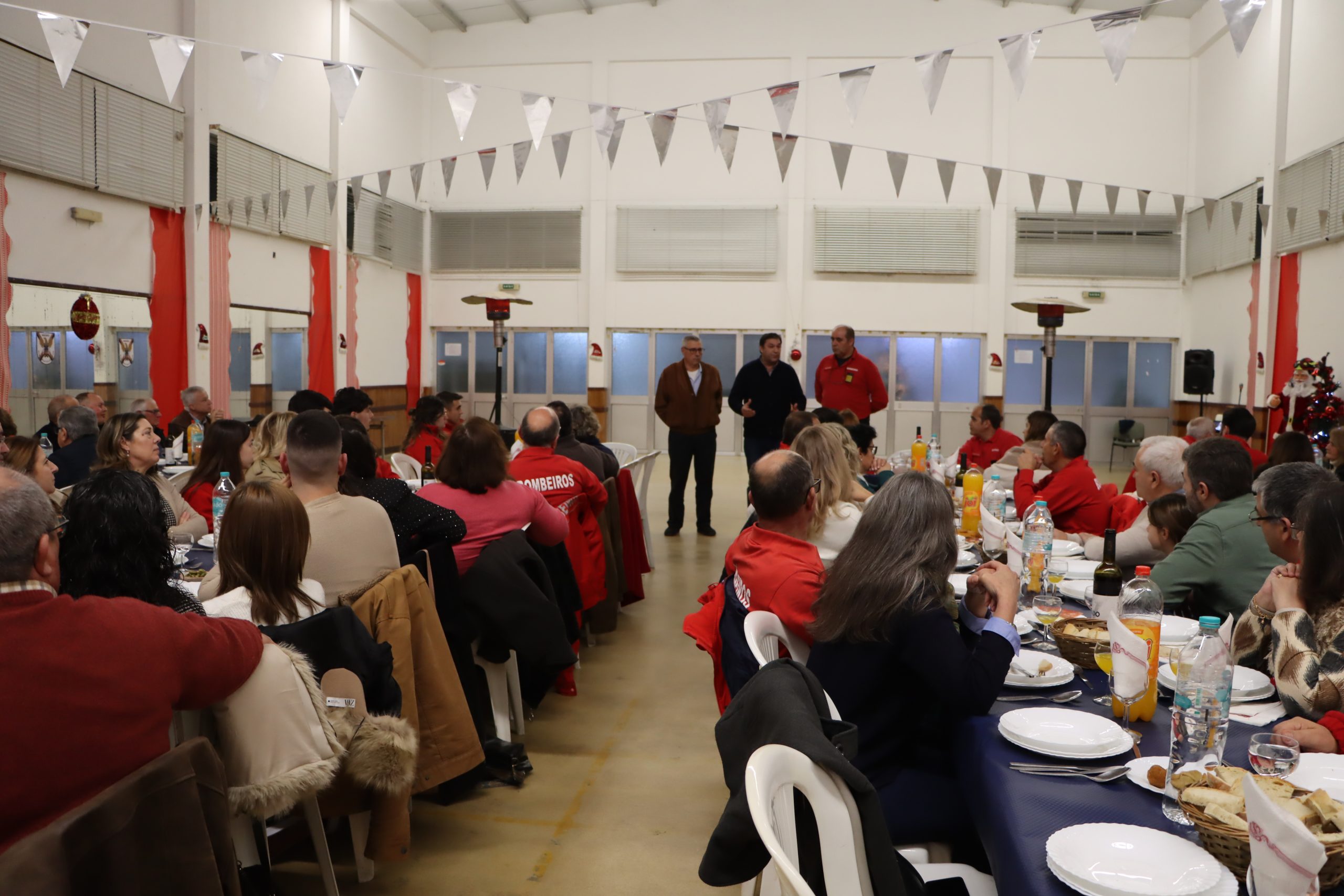 Bombeiros Voluntários de Sousel celebram a magia do Natal em jantar convívio