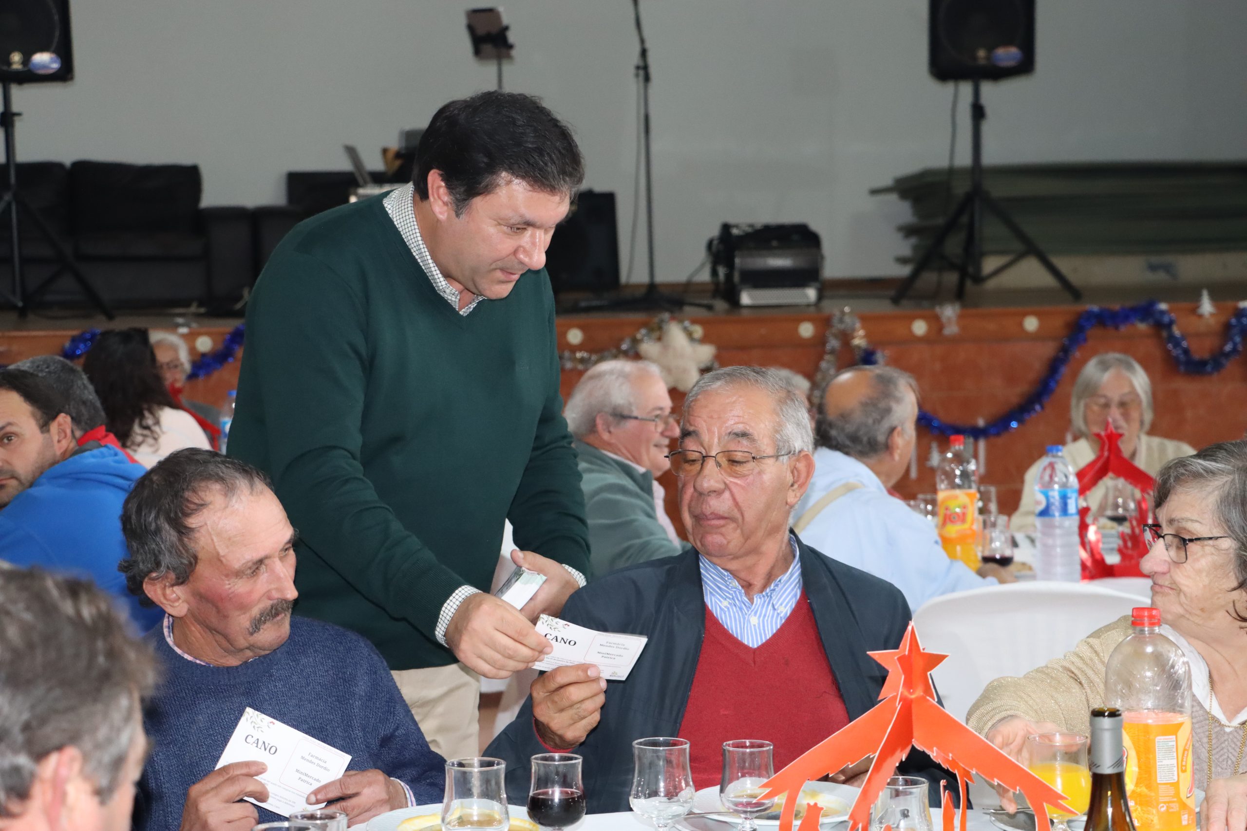 Música e alegria no almoço de Natal dos idosos e reformados da freguesia de Cano