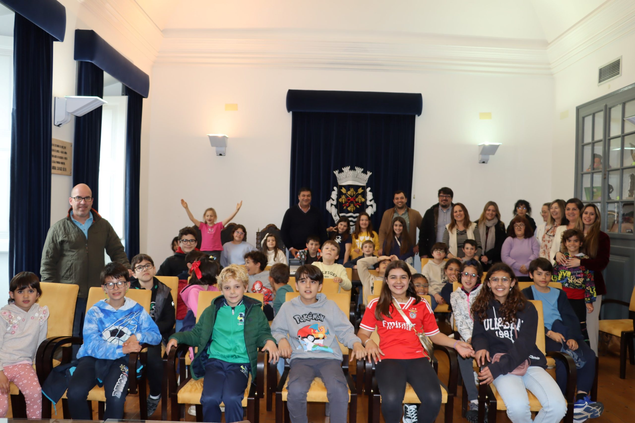 Crianças no programa de férias da Páscoa visitam Câmara Municipal