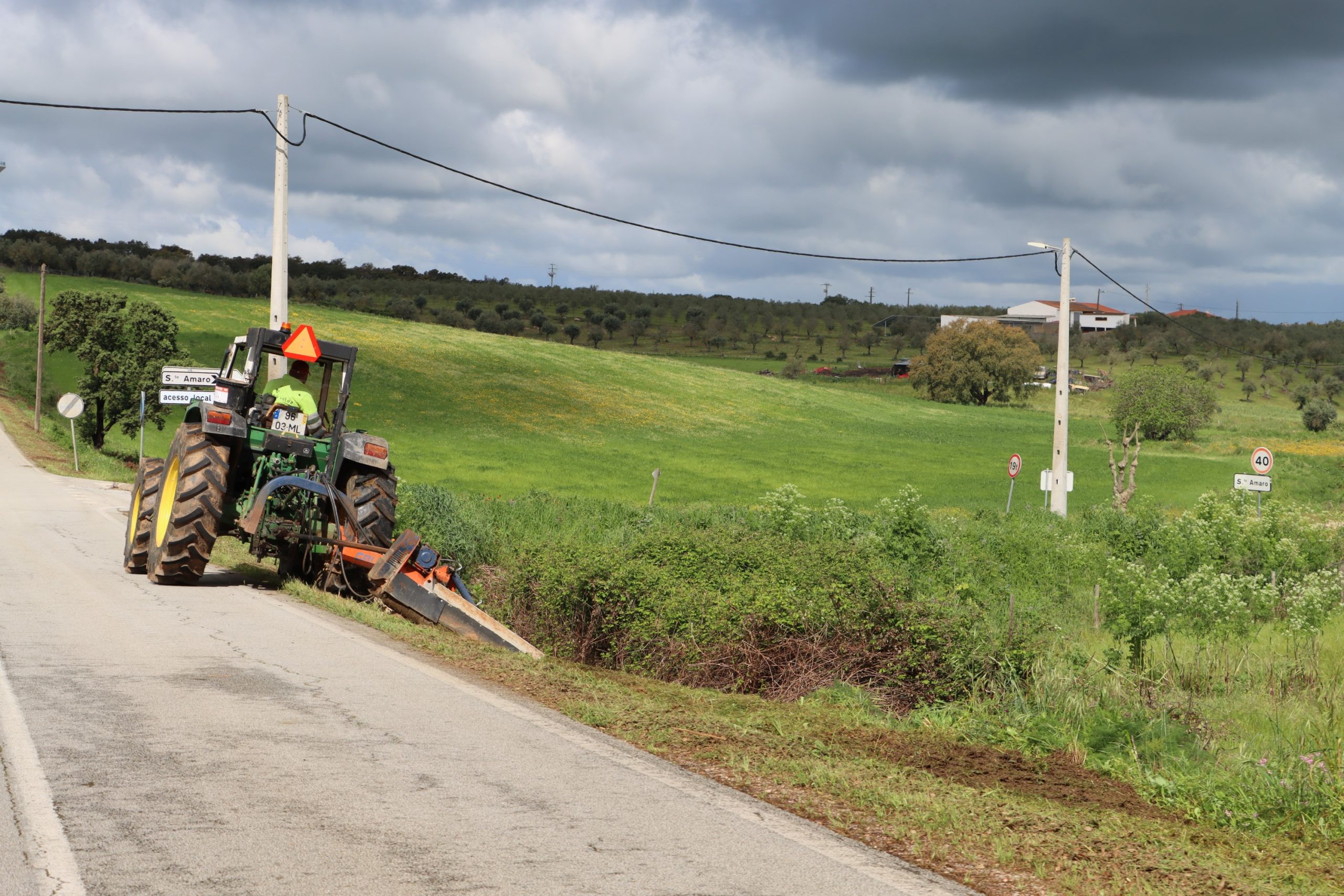Autarquia continua trabalhos de limpeza de bermas em todo o concelho