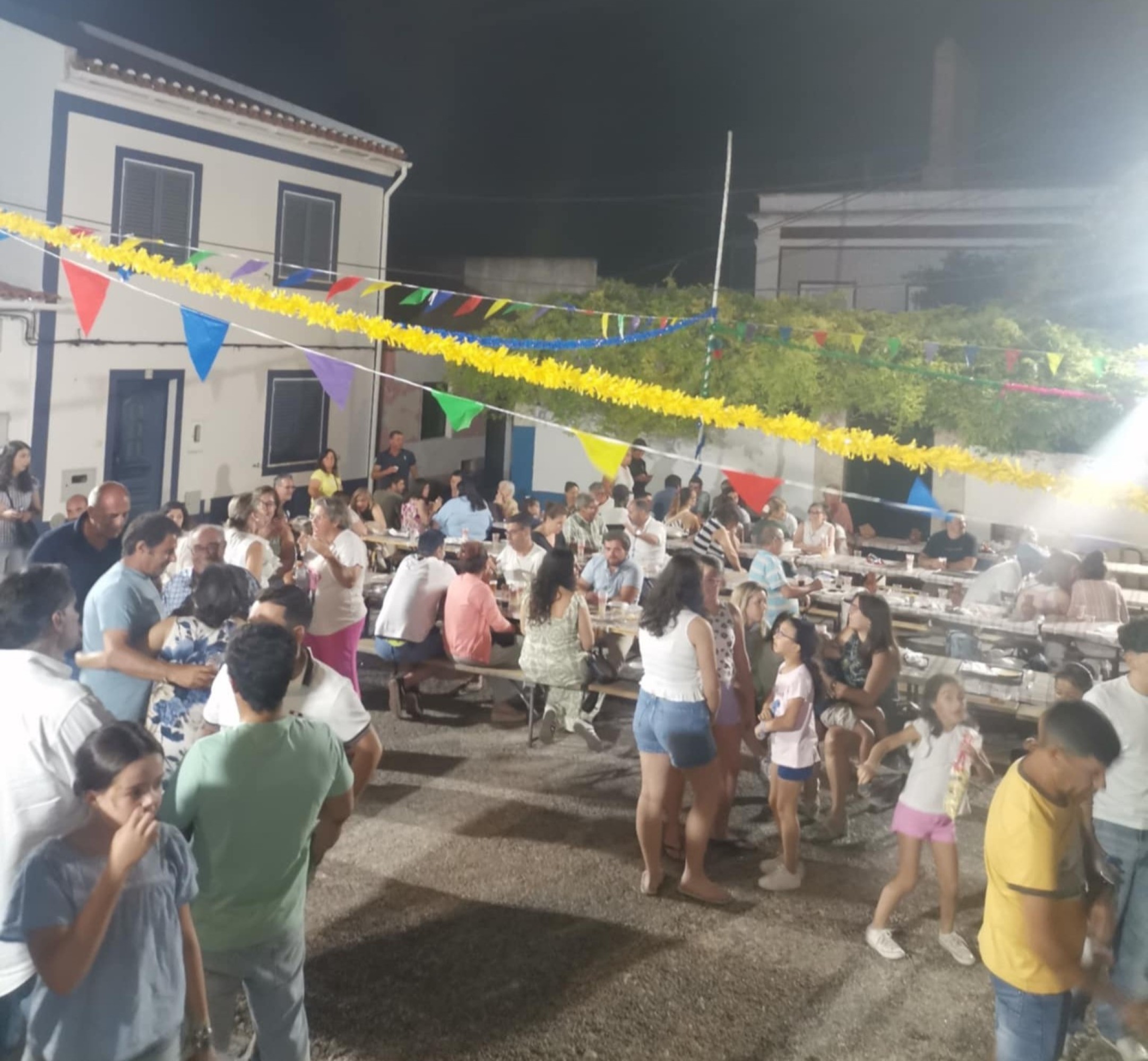 Noite de São João com marchas, música e sardinhas em Casa Branca