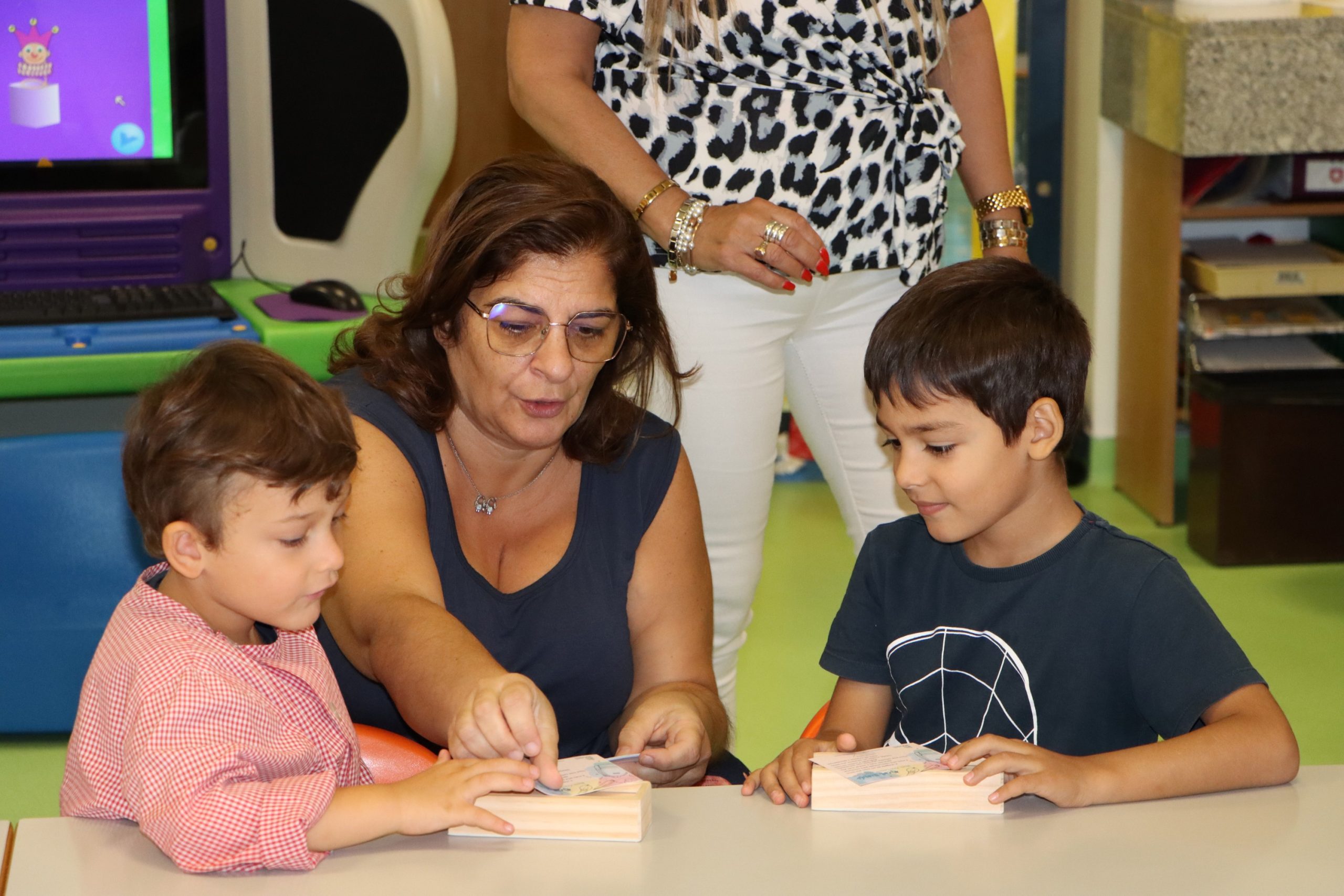 Autarquia entregou lembranças a crianças nas escolas do concelho