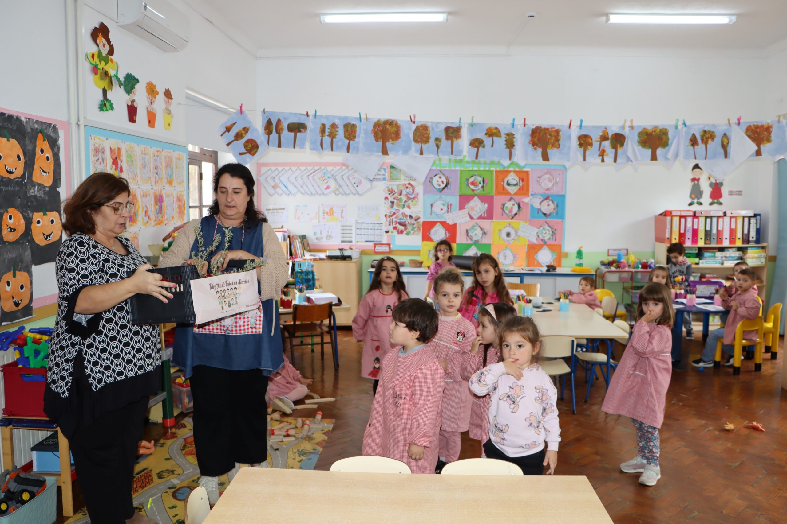 Câmara Municipal de Sousel assinala Dia de Todos os Santos com entrega de lembranças nas escolas